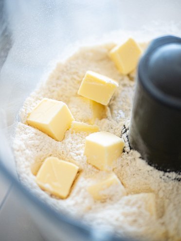 Ajout du beurre dans une pâte brisée